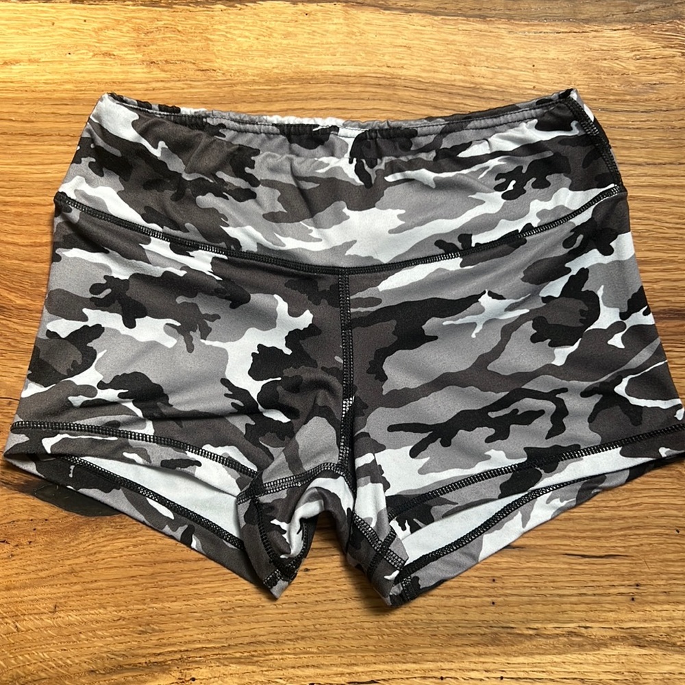FLEO for Strong black & grey camo shorts sz Small